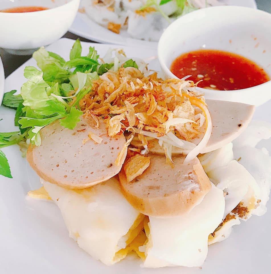 Bánh cuốn Quy Nhơn Bánh cuốn Cô Bảy với topping đầy đặn