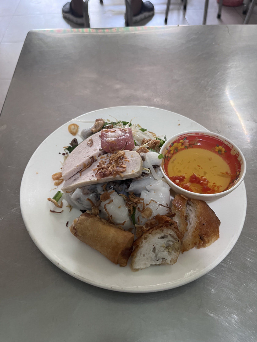 Bánh cuốn Quy Nhơn Đĩa bánh cuốn đầy đặn với topping siêu nhiều