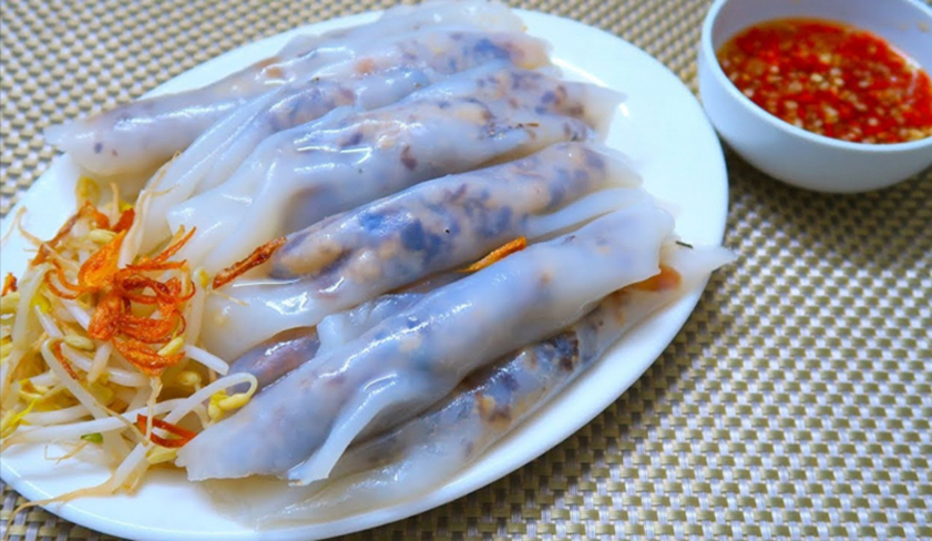 Bánh cuốn Quy Nhơn Bánh cuốn Ông Tèo với phần vỏ mềm, nhân thịt băm nướng thơm nức mũi