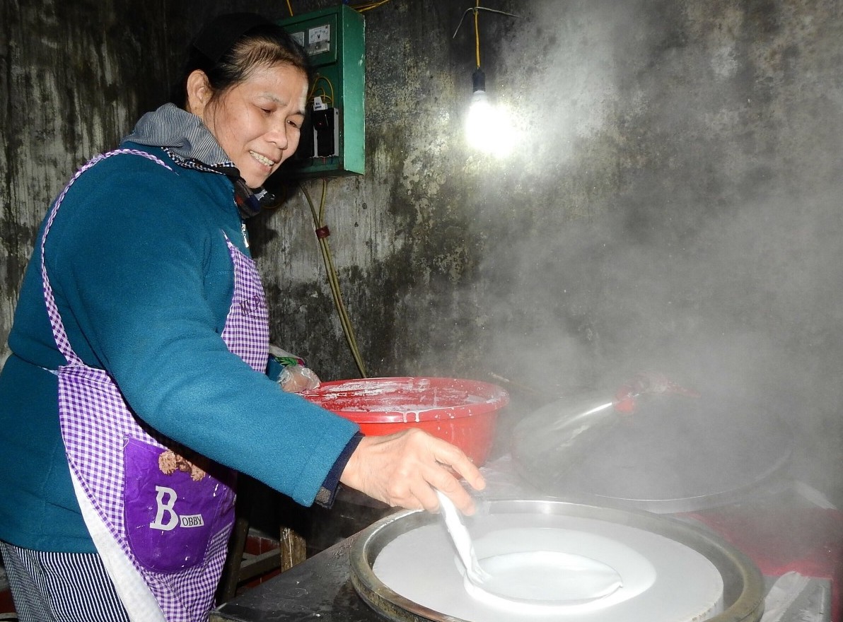 Tráng bánh là cả một nghệ thuật, chỉ người quen tay mới biết cách pha bột sao cho không quá loãng cũng không quá đặc 