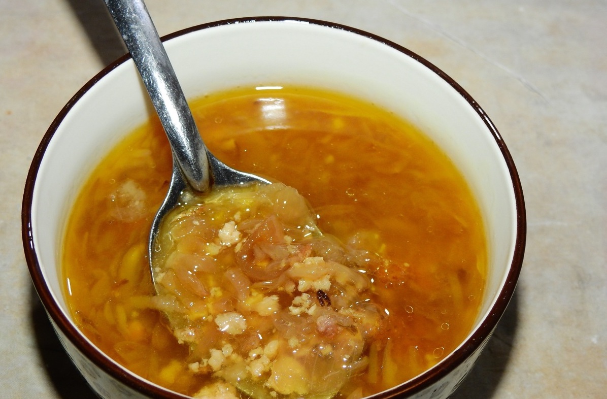 Nước chấm được chưng từ thịt heo băm, mỡ gà, hành khô chính là linh hồn của món bánh có “1-0-2” này