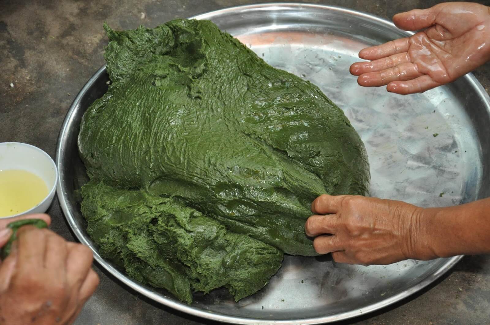 Cách làm bánh ít lá gai khá công phu, gồm nhiều công đoạn