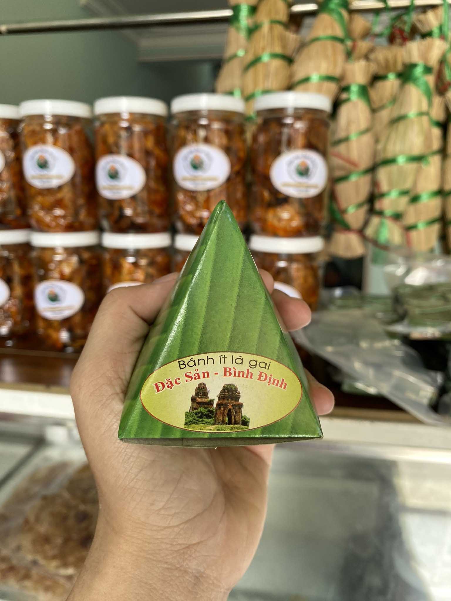 Ông Bảy cũng là một trong những địa chỉ mua bánh ít lá gai uy tín