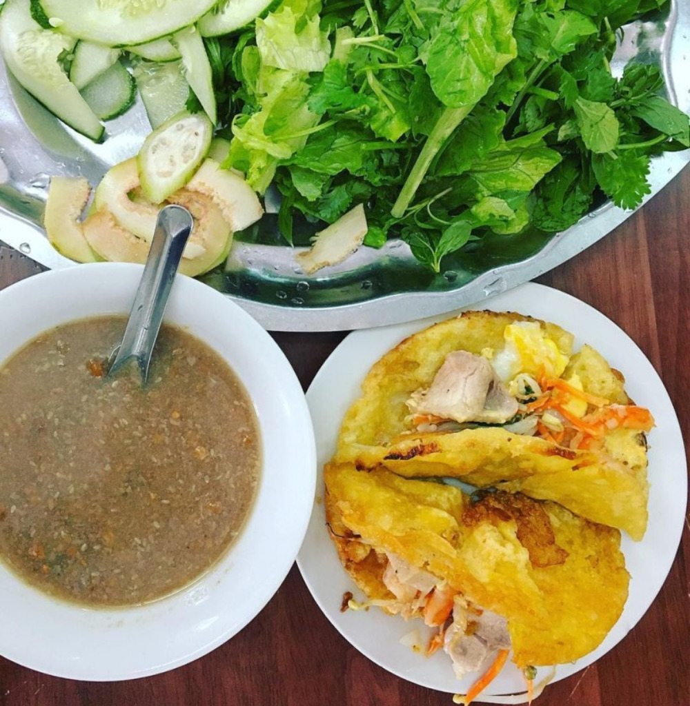 Bánh khoái Huế Phần rau sống được quán chuẩn bị kỹ lưỡng và sạch sẽ