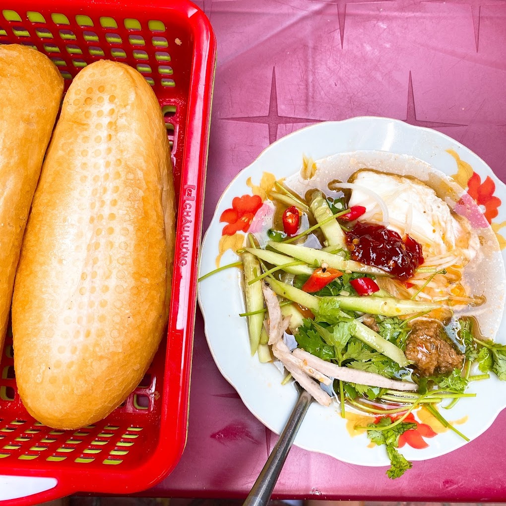 Bát nước chấm sánh đặc với nhiều loại topping khiến ai cũng “phát cuồng"