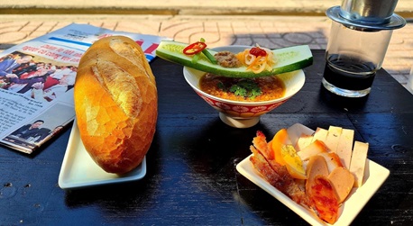 Bánh mì chấm Quy Nhơn: Thổ địa mách 7 địa chỉ ăn ngon chuẩn vị