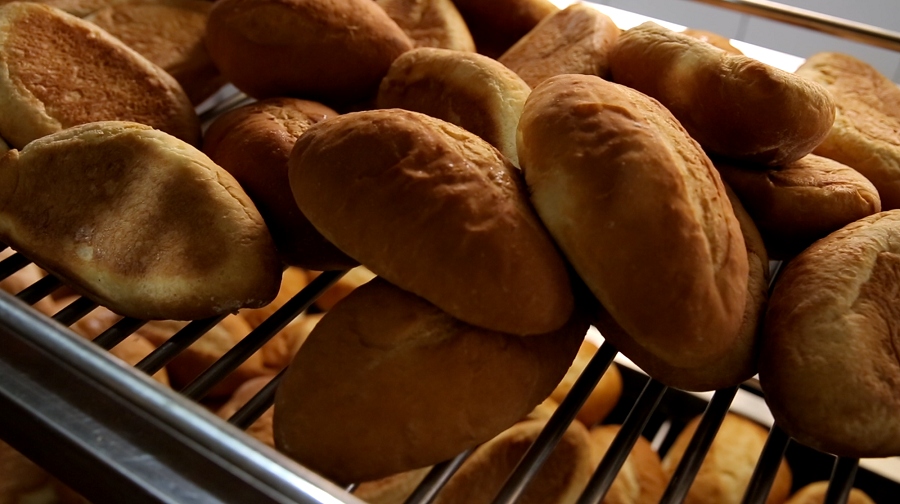 Bánh mì là thức quà được nhiều công nhân thợ mỏ mang về cho con, cháu sau giờ tan ca 