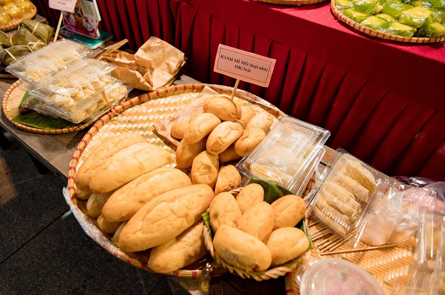 Bánh mì mỏ hiện nay được bán phổ biến tại chợ Hạ Long và nhiều cơ sở ở Quảng Ninh 