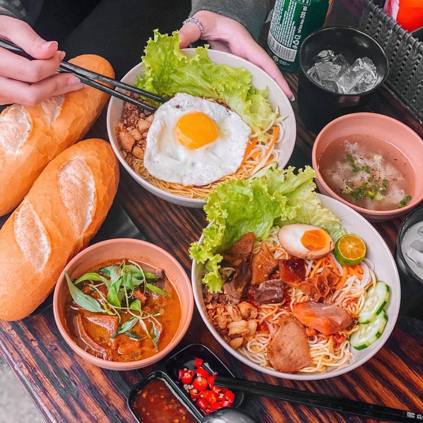 Bánh mì Quy Nhơn Ai đến quán bánh mì Rụm cũng phải ăn no mới ra về