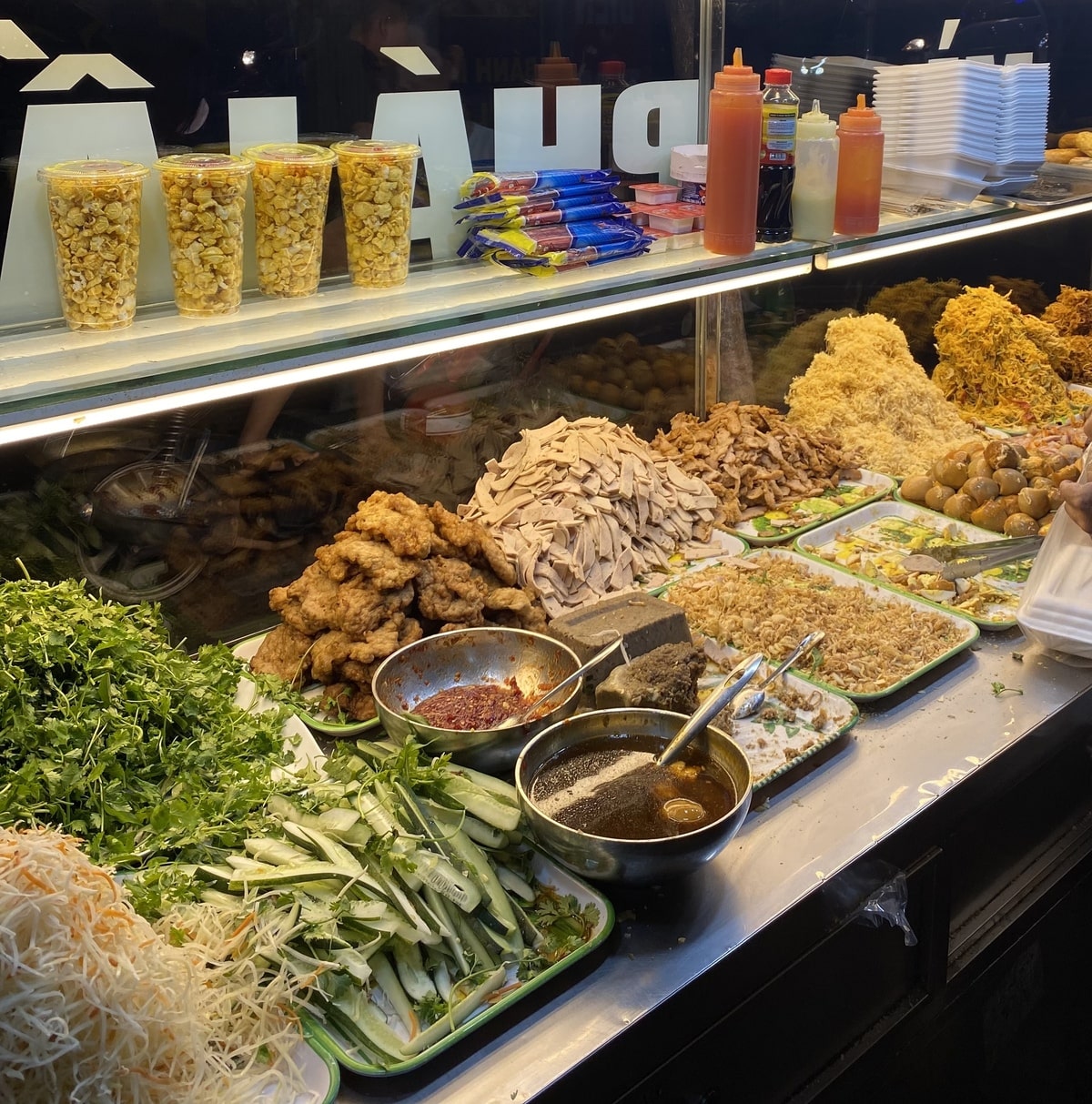 Bánh mì Quy Nhơn Xe bánh mì tại quán Ngọc Hà có có nhiều loại topping khác nhau