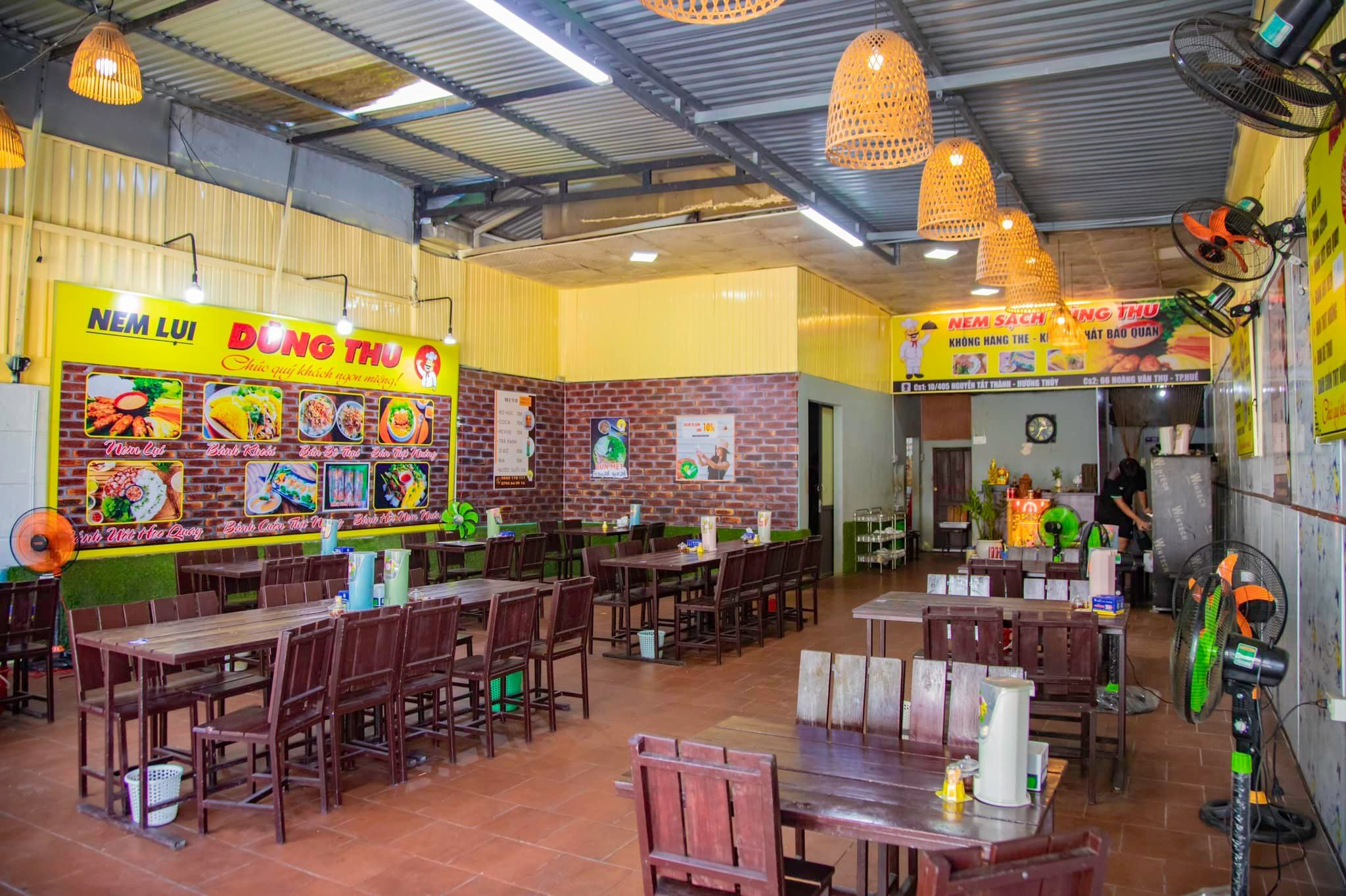 bánh ướt thịt nướng Huế Quán còn ghi điểm bởi không gian rộng rãi, sạch sẽ