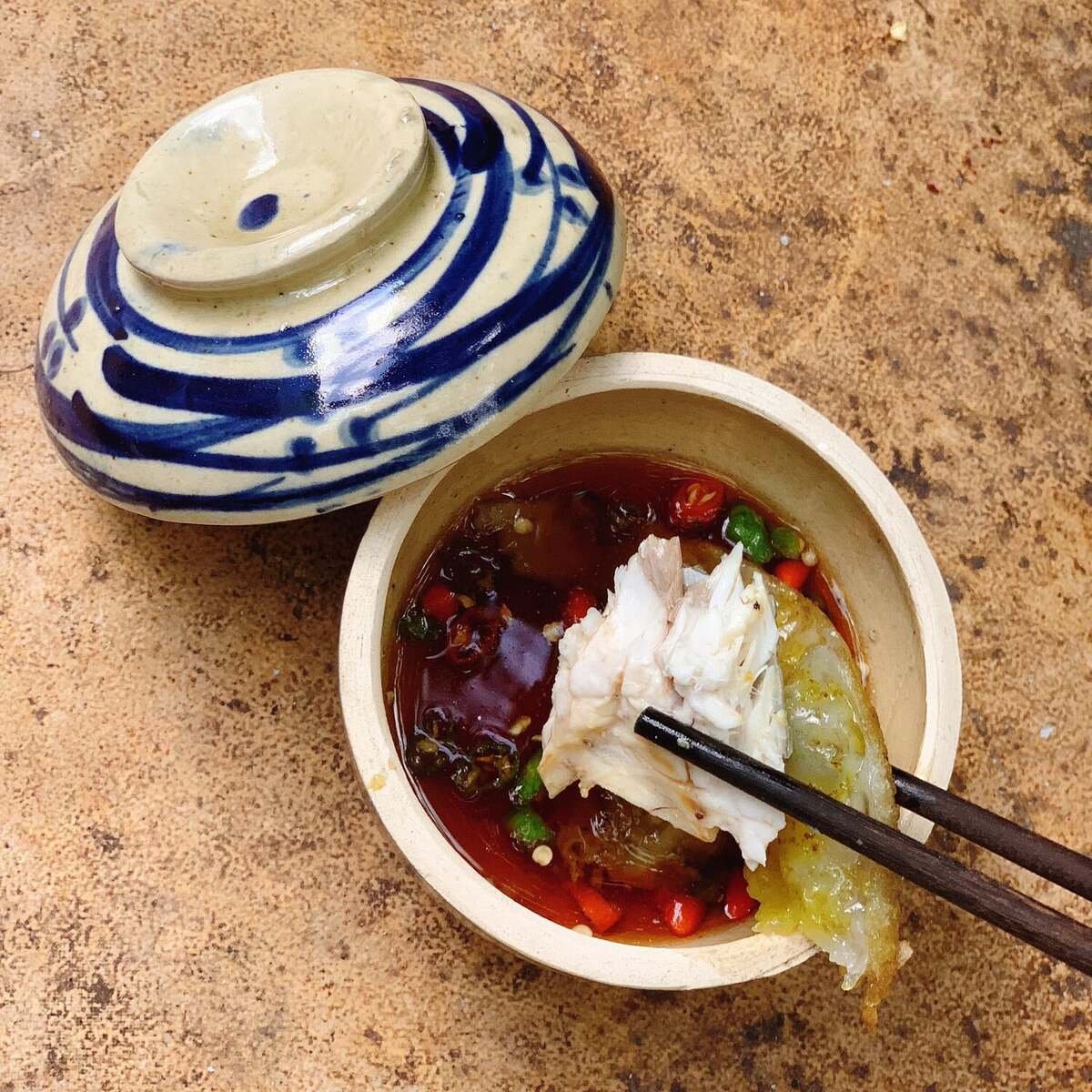 Bánh xèo cá kình Huế Khi thưởng thức, du khách gỡ xương cá kình, lọc lấy phần thịt rồi kẹp với bánh xèo và chấm nước mắm cay cay