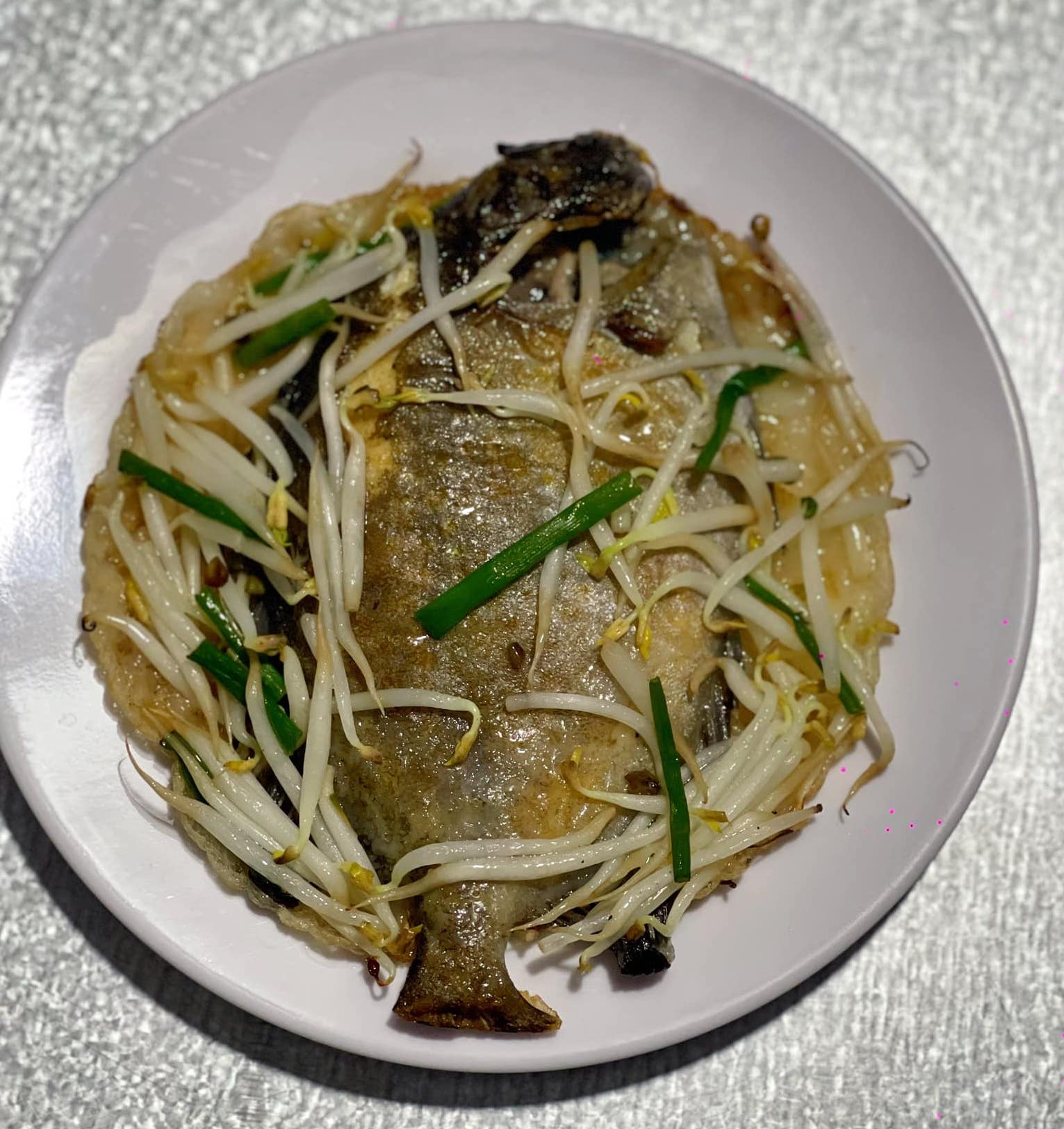 Bánh xèo cá kình Huế Chiếc bánh xèo cá kình tròn xoe, ở giữa là cá kình to “chà bá", bên trên có giá đỗ