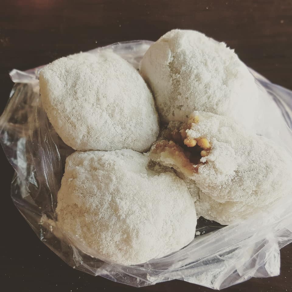 Bánh xoài Hội An Cách bảo quản bánh xoài Hội An luôn giữ được thơm ngon là người bán sẽ bỏ bánh vào túi ni lông đậy kỹ