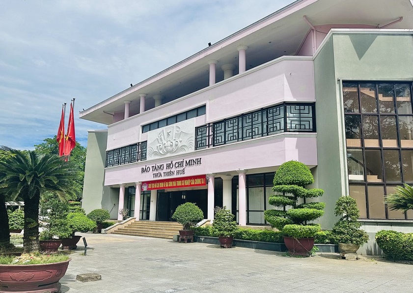 Bảo tàng Hồ Chí Minh Huế Bảo tàng Hồ Chí Minh Huế trưng bày hơn 1300 hình ảnh, tư liệu và hiện vật về cuộc sống và sự nghiệp cách mạng của Bác