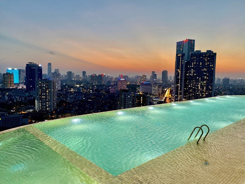 Bể bơi dát vàng Dolce Hanoi Golden Lake