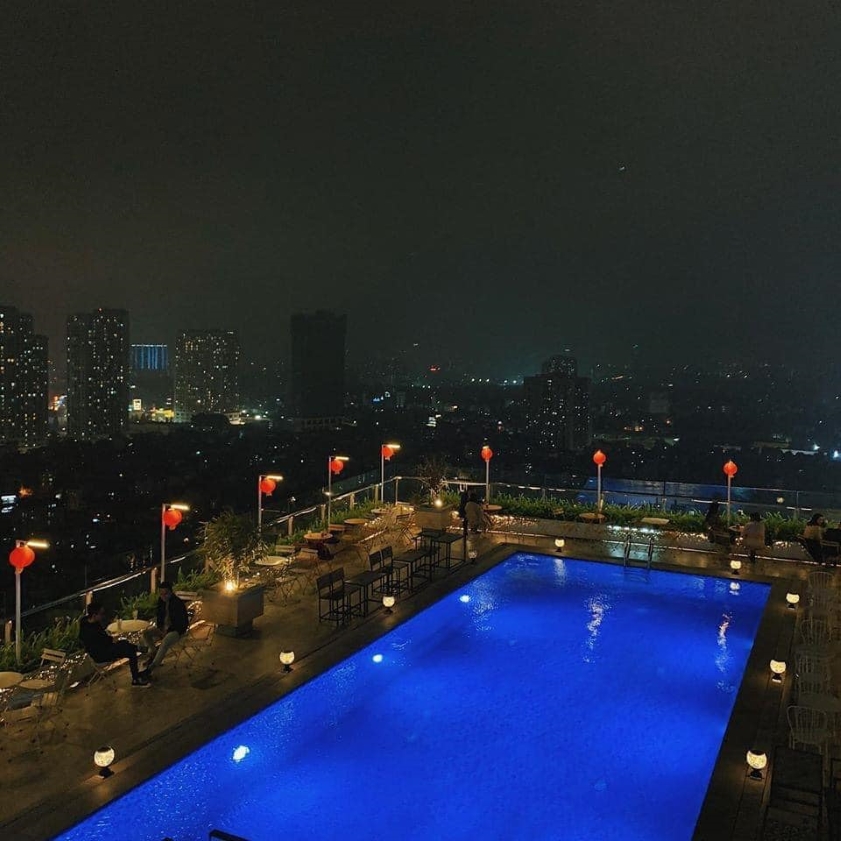 Không gian lung linh tại bể bơi Chill Pool 