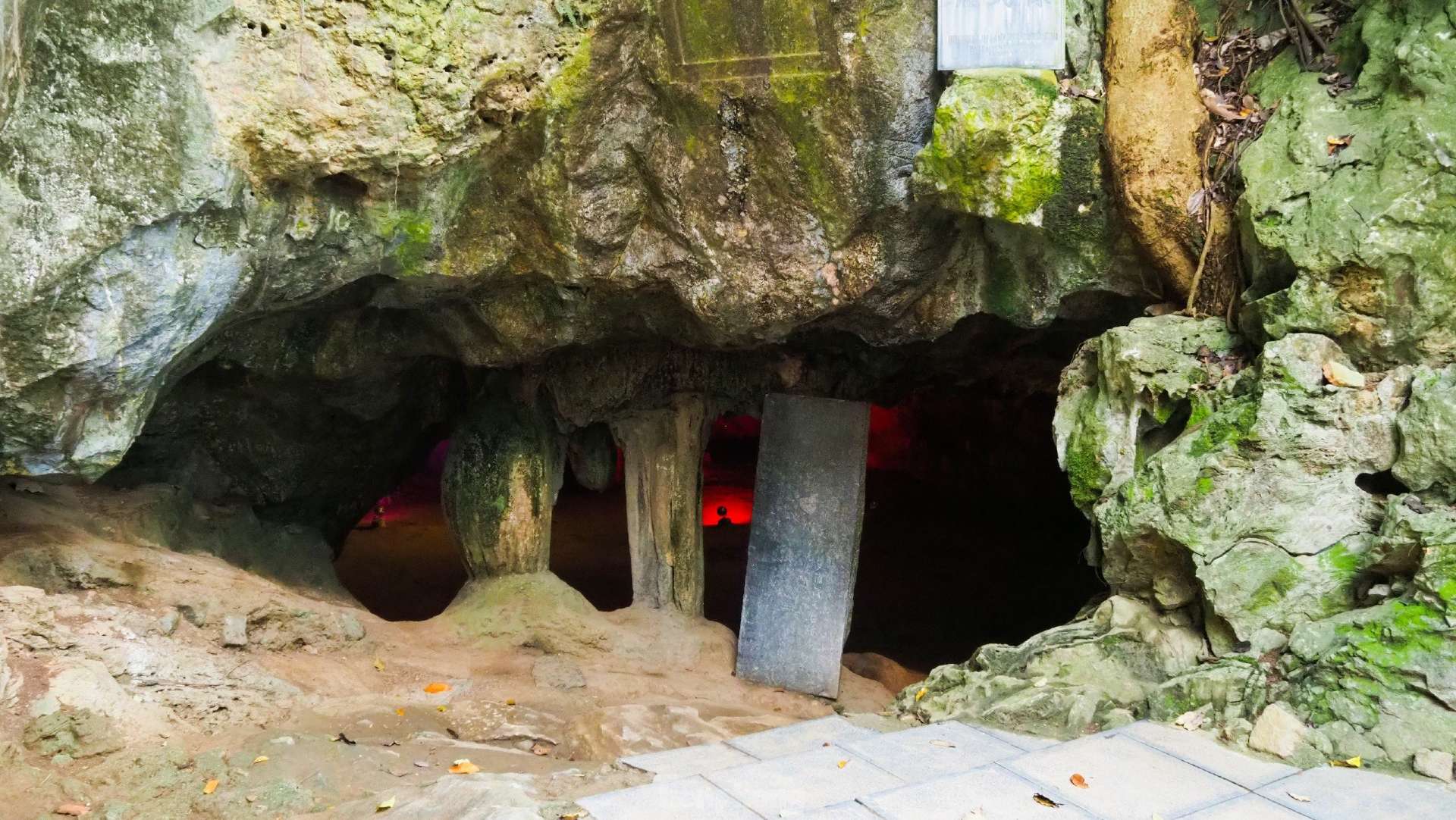 Bên ngoài cửa hang động Từ Thức