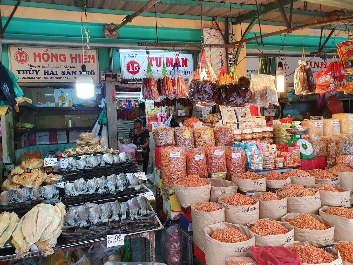Bên trong chợ Bình Tây