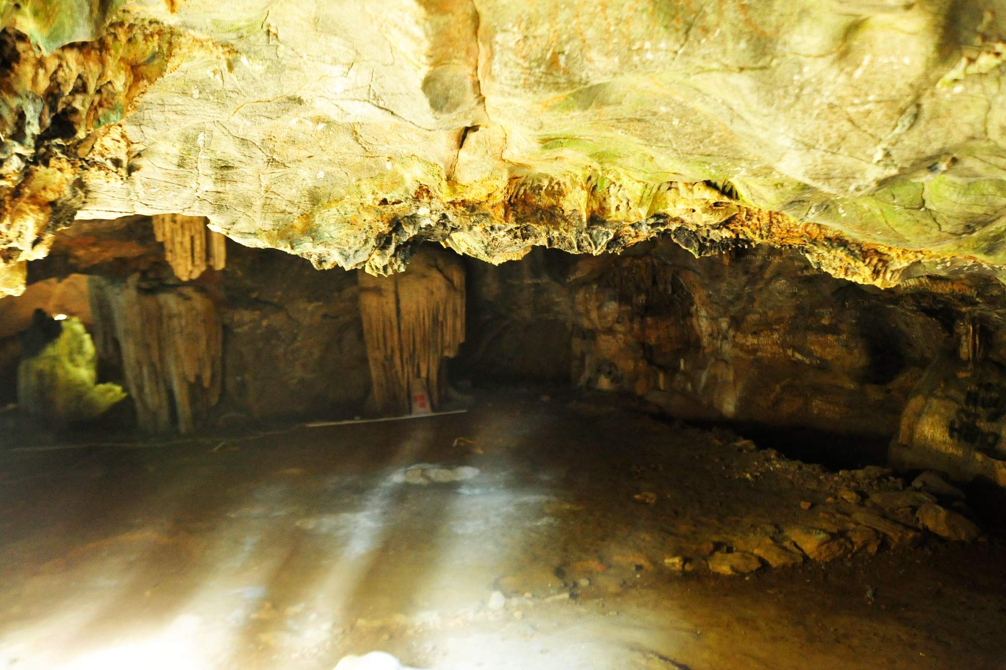 Bên trong động Bích Đào