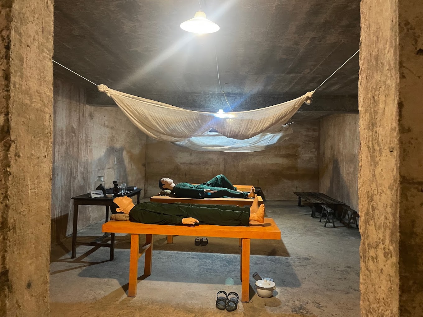 Bên trong hang động Quân Y