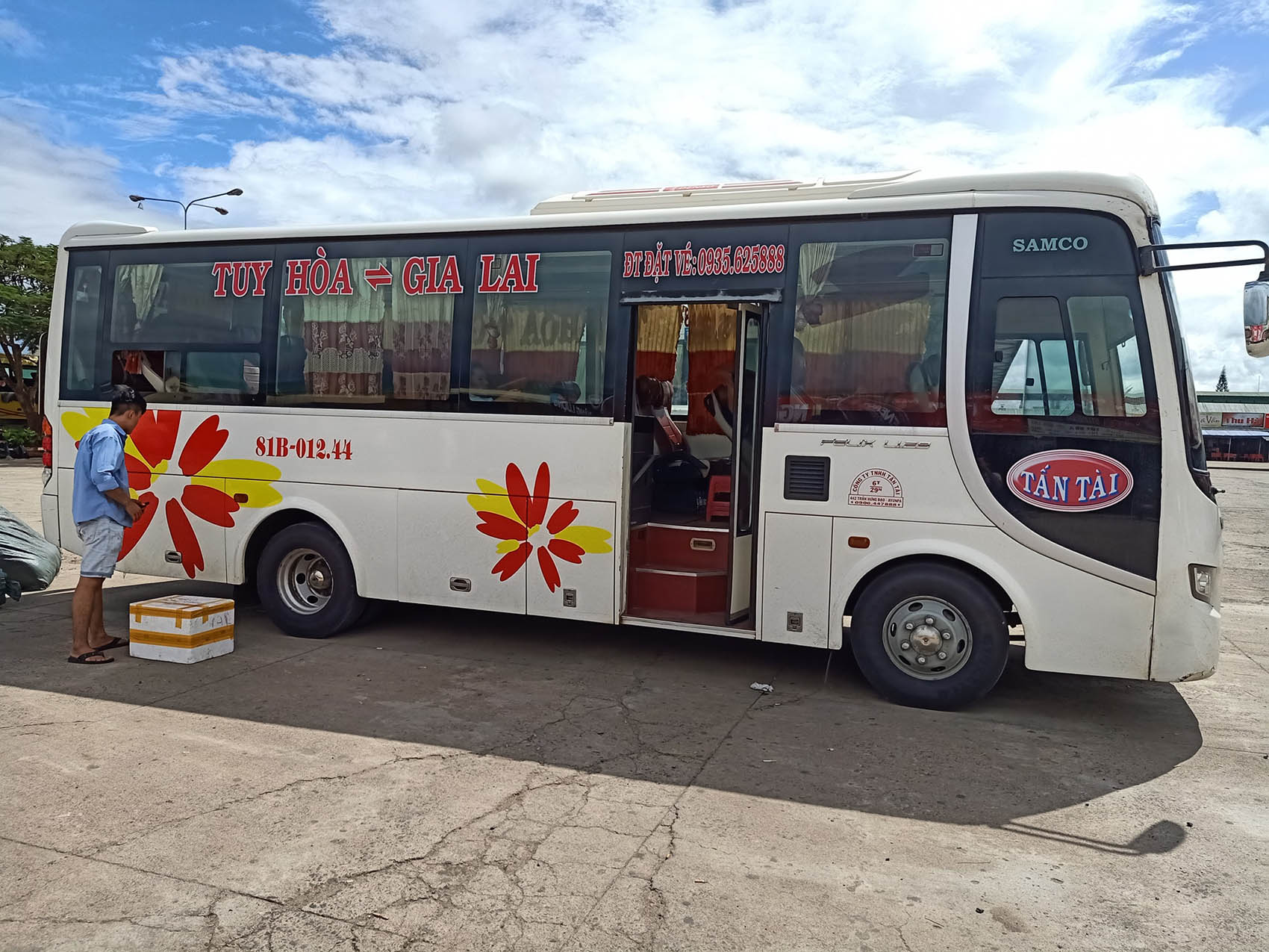 Bến xe Nam Tuy Hòa Nhà xe Tấn Tài hiện đang khai thác tuyến Tuy Hòa đi Gia Lai từ bến xe Phú Lâm