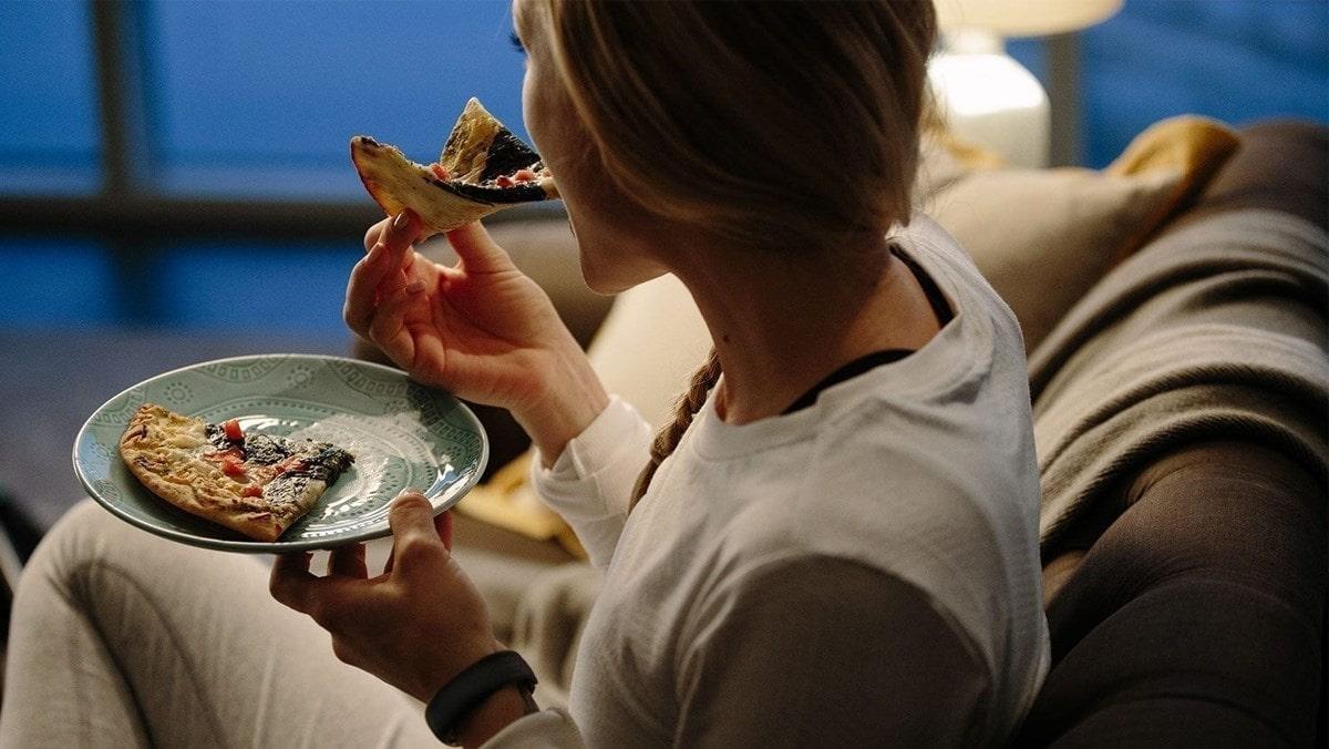 Tránh ăn no trước giờ ngủ để cải thiện giấc ngủ sâu hơn