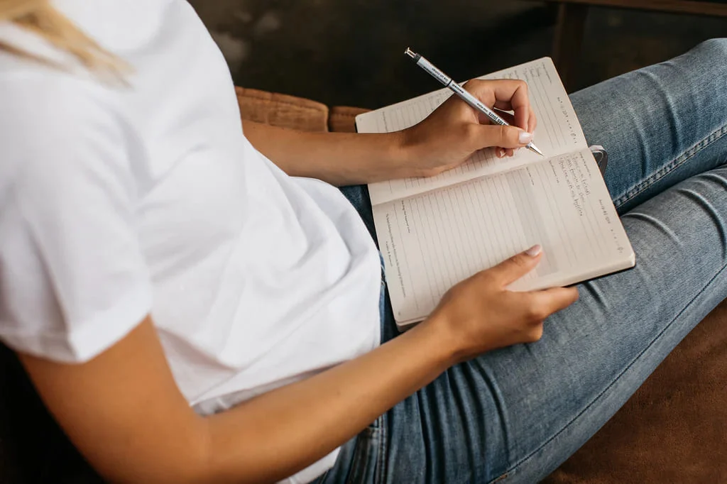 Tập viết nhật ký mỗi ngày vào khung giờ cố định 