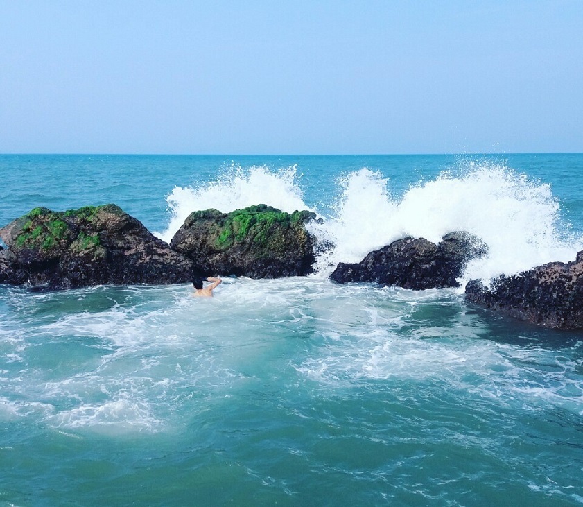 Thiên nhiên ban tặng dòng nước biển trong veo cho bãi biển Hàm Rồng