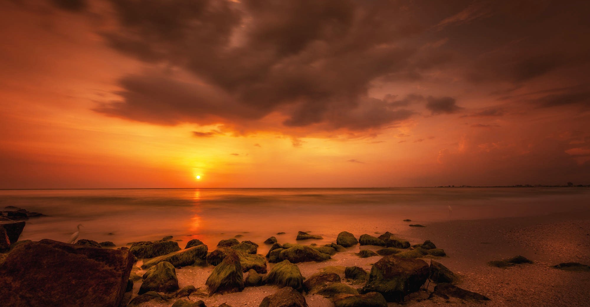 Khung cảnh hoàng hôn lãng mạn tại biển Minh Châu