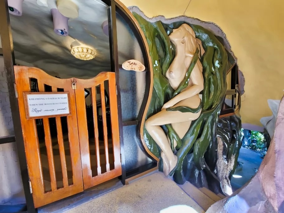 Biệt thự Hằng Nga Cô gái trước phòng con hổ