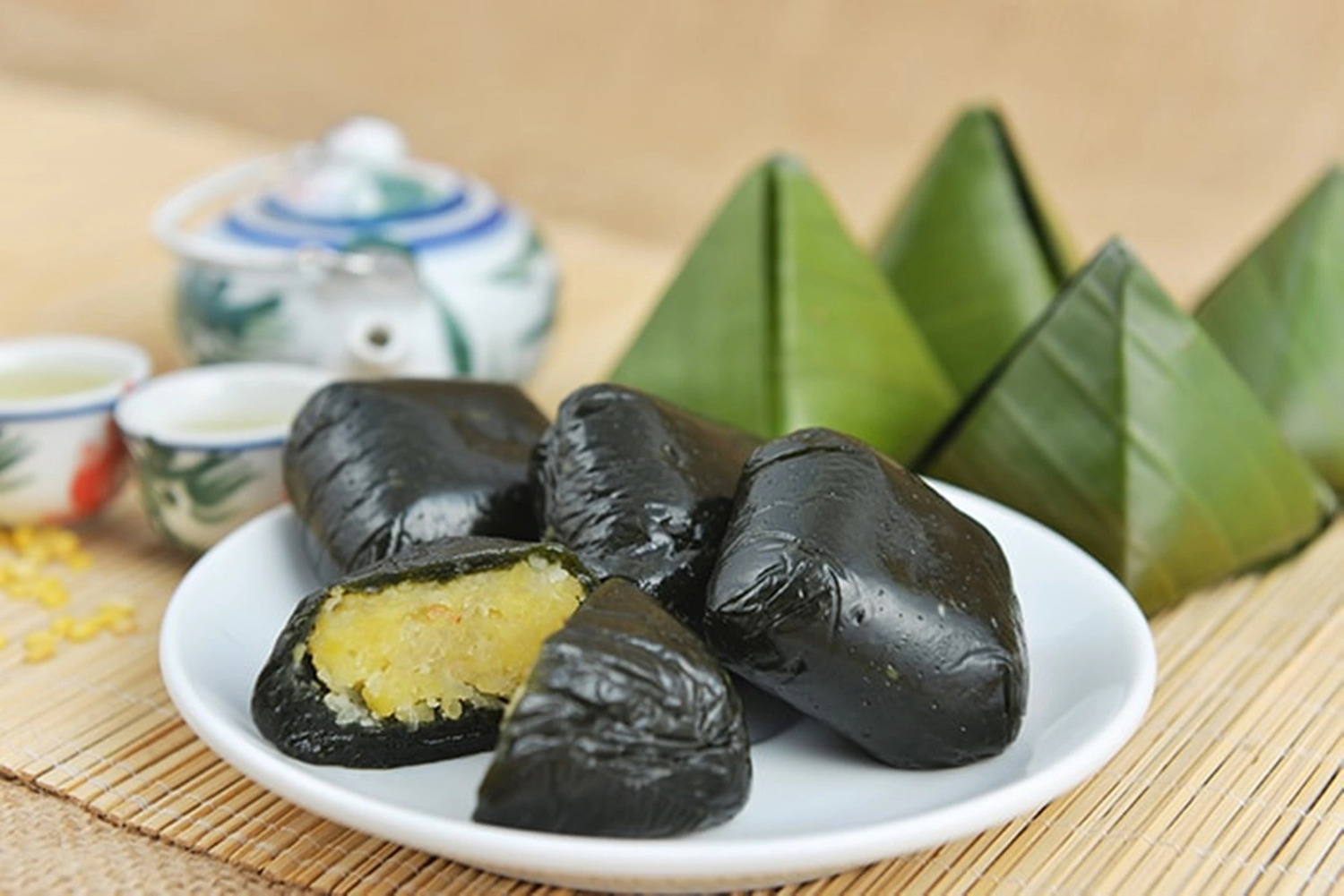 Bánh ít lá gai được nhiều du khách chọn làm quà khi du lịch Bình Định