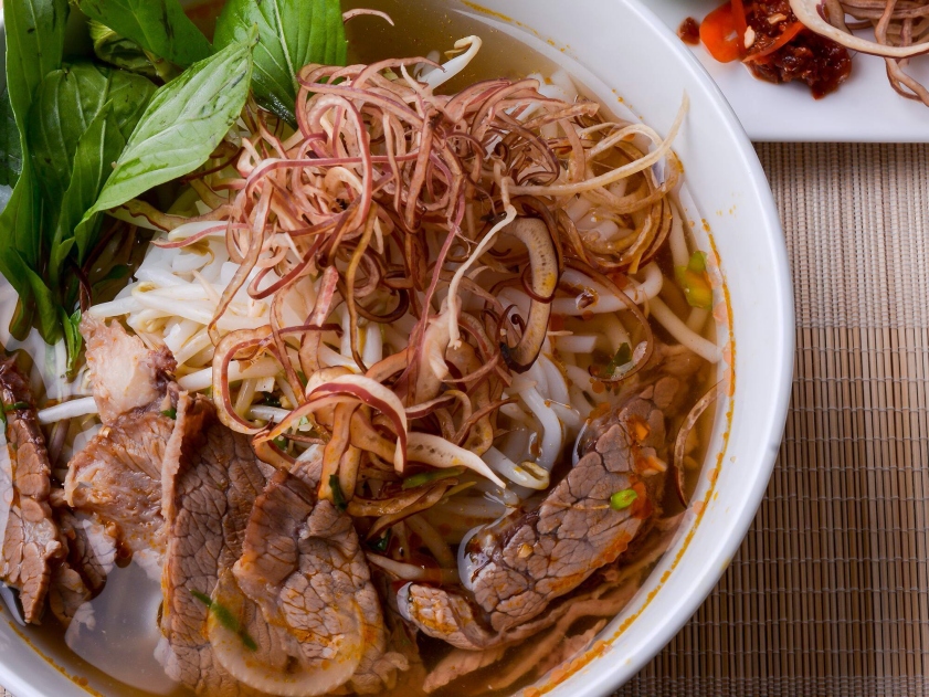 Bún bò Phan Thiết còn có tên gọi khác là bún bò dơ hoặc bún bò rau răm