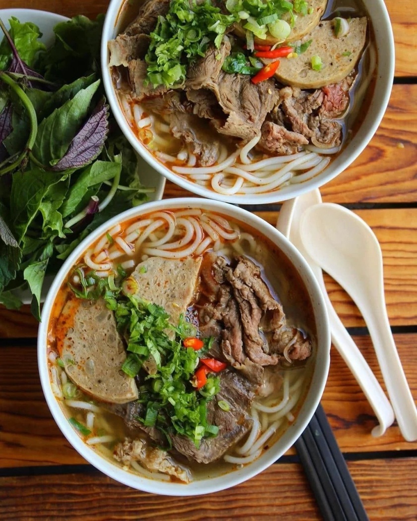 Bát bún bò Huế Phan Thiết đầy đặn, nhiều topping
