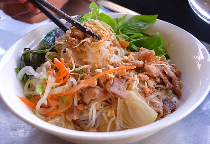 Món bún bò xào Phan Thiết được chế biến khá tỉ mỉ 