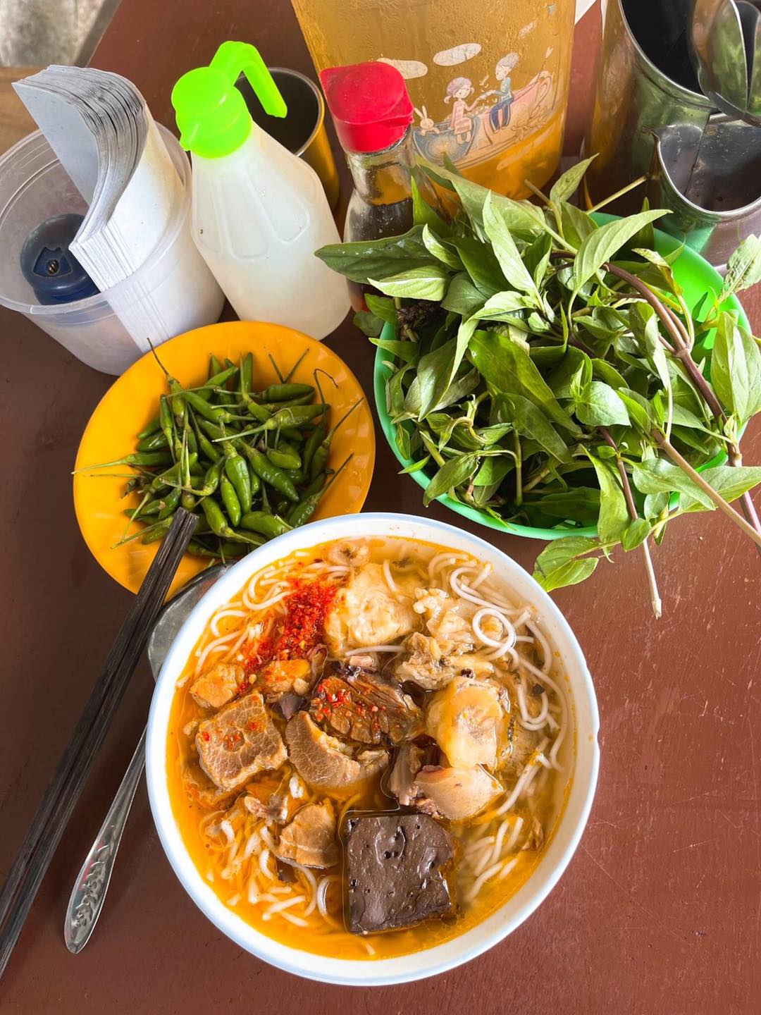 Quán bún bò Bà Bụi là cái tên rất nổi tiếng với những ai đam mê ẩm thực Phan Thiết 