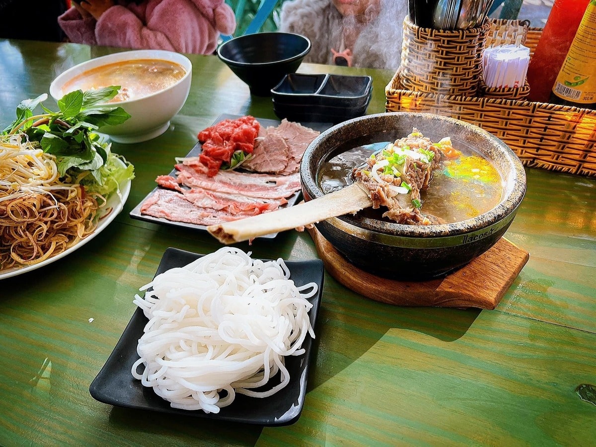 bún bò thố đá Đà Lạt Hoa Dó - quán bún bò thố đá nổi tiếng Đà Lạt