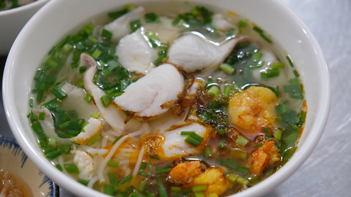 Bún cá Kiên Giang Bún cá Kiên Giang có hương vị nhẹ nhàng khi nước lèo được nấu từ dừa tươi thơm mát