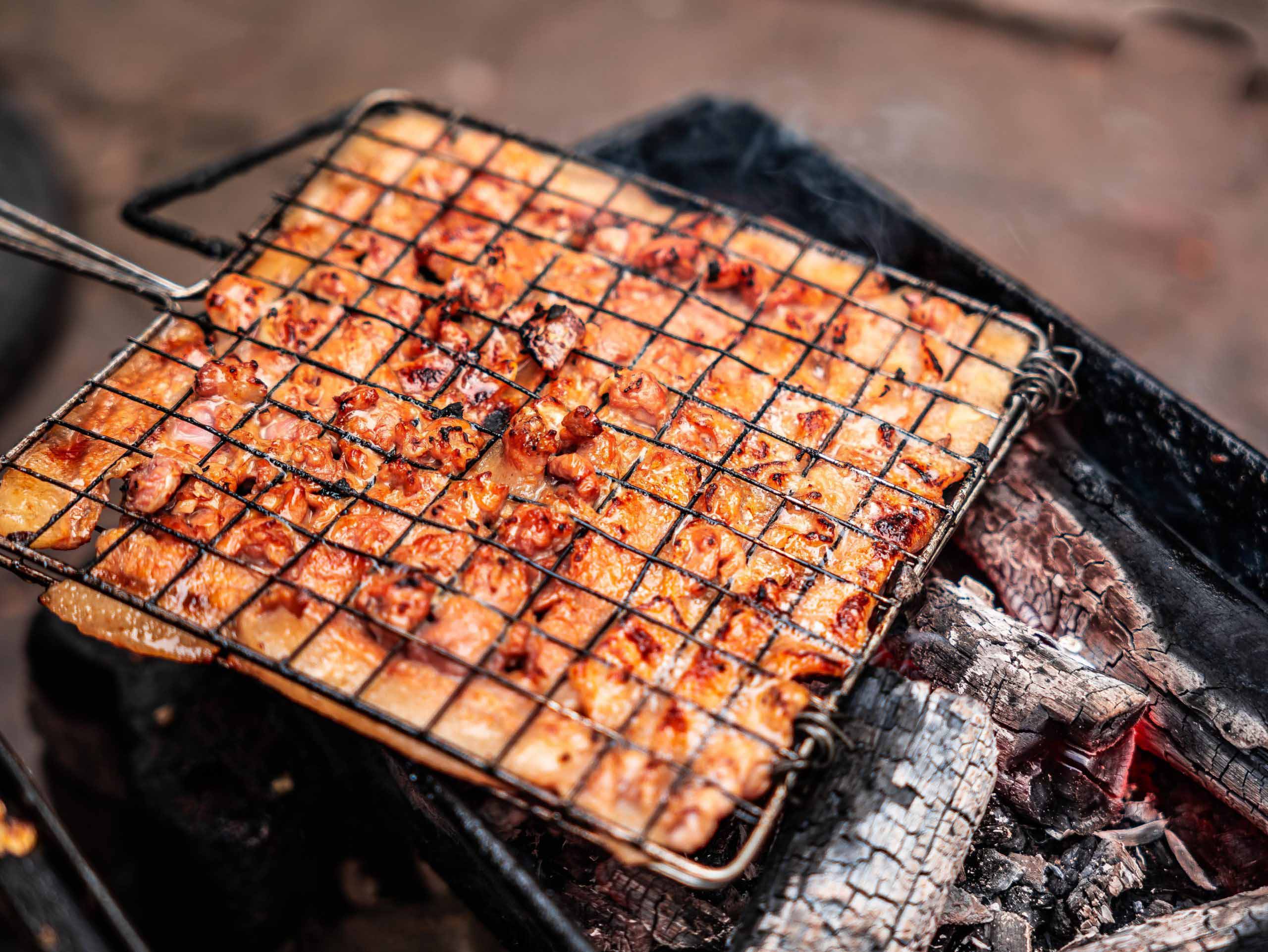 bún chả Hải Phòng Để có món bún chả ngon, khâu nướng thịt và chả vô cùng quan trọng