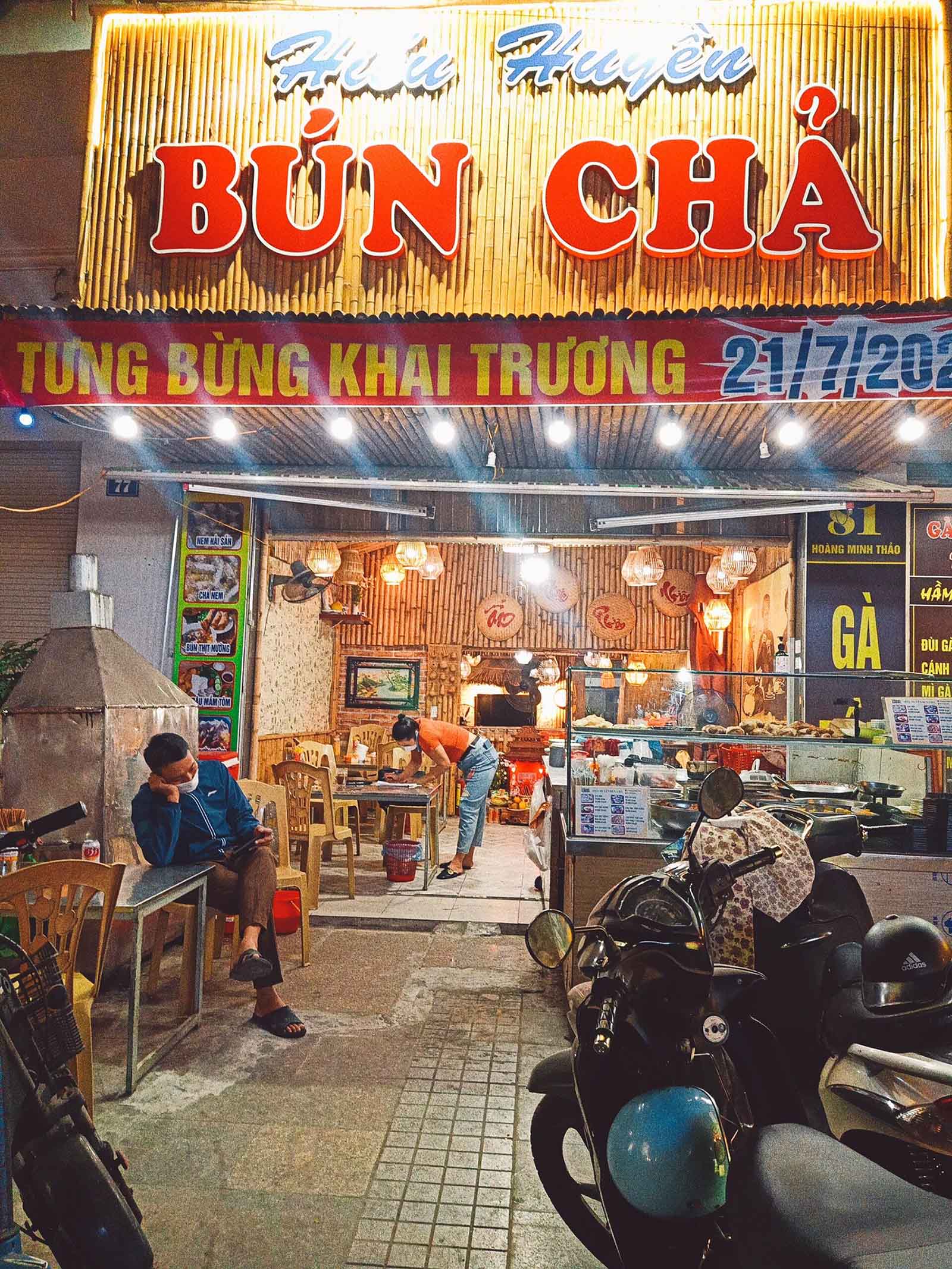 bún chả Hải Phòng Quán bún chả Hiếu Huyền được thiết kế đơn giản nhưng ấm cúng