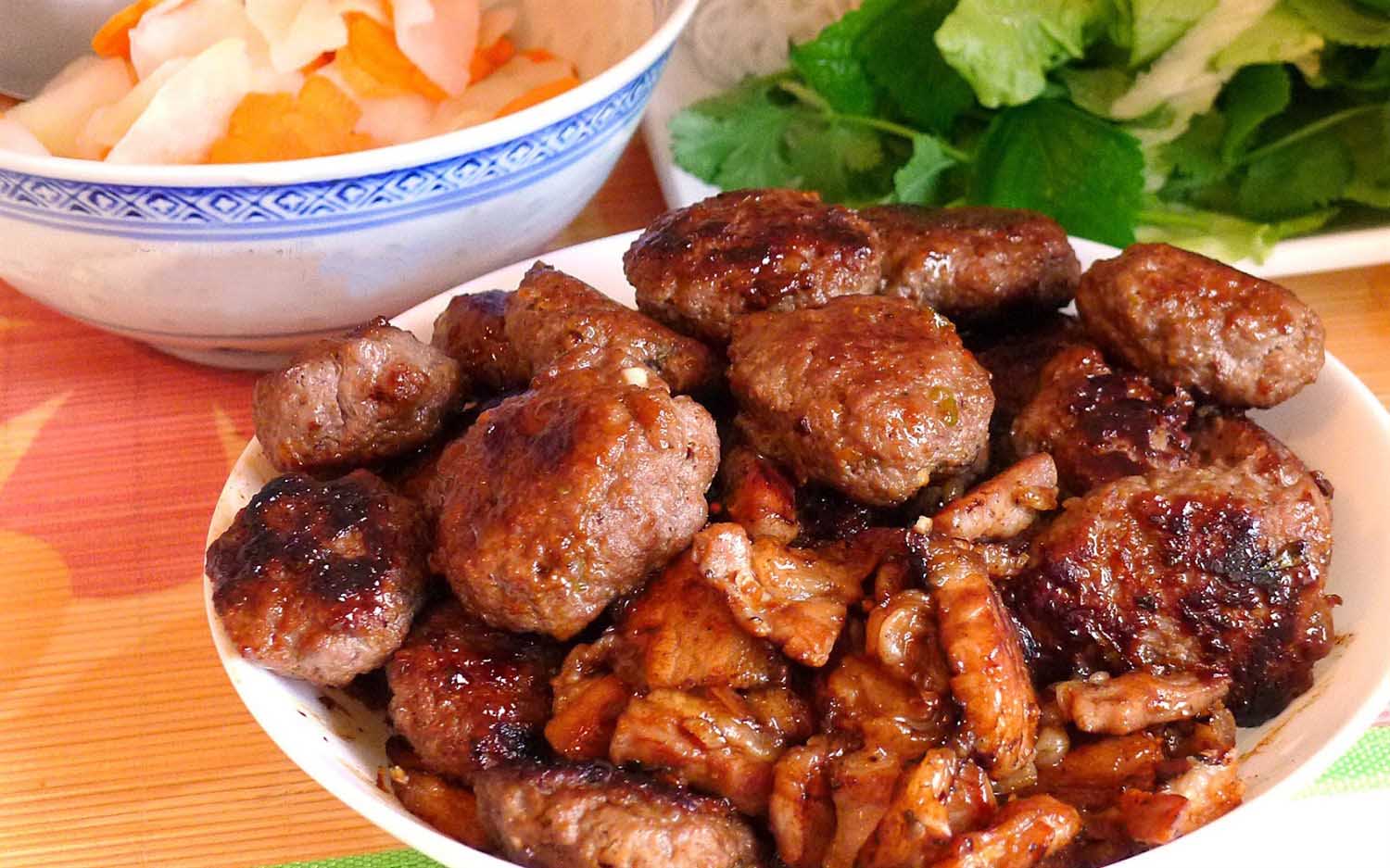 bún chả Hải Phòng Từng miếng chả được nướng vàng ươm vô cùng hấp dẫn