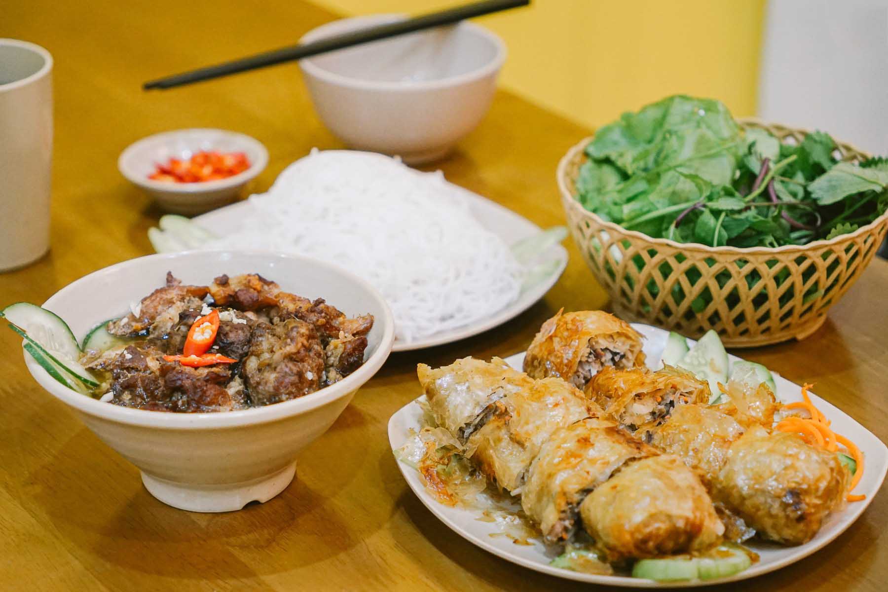 bún chả Hải Phòng Ngoài bún chả, quán còn có món nem rán cũng vô cùng hấp dẫn