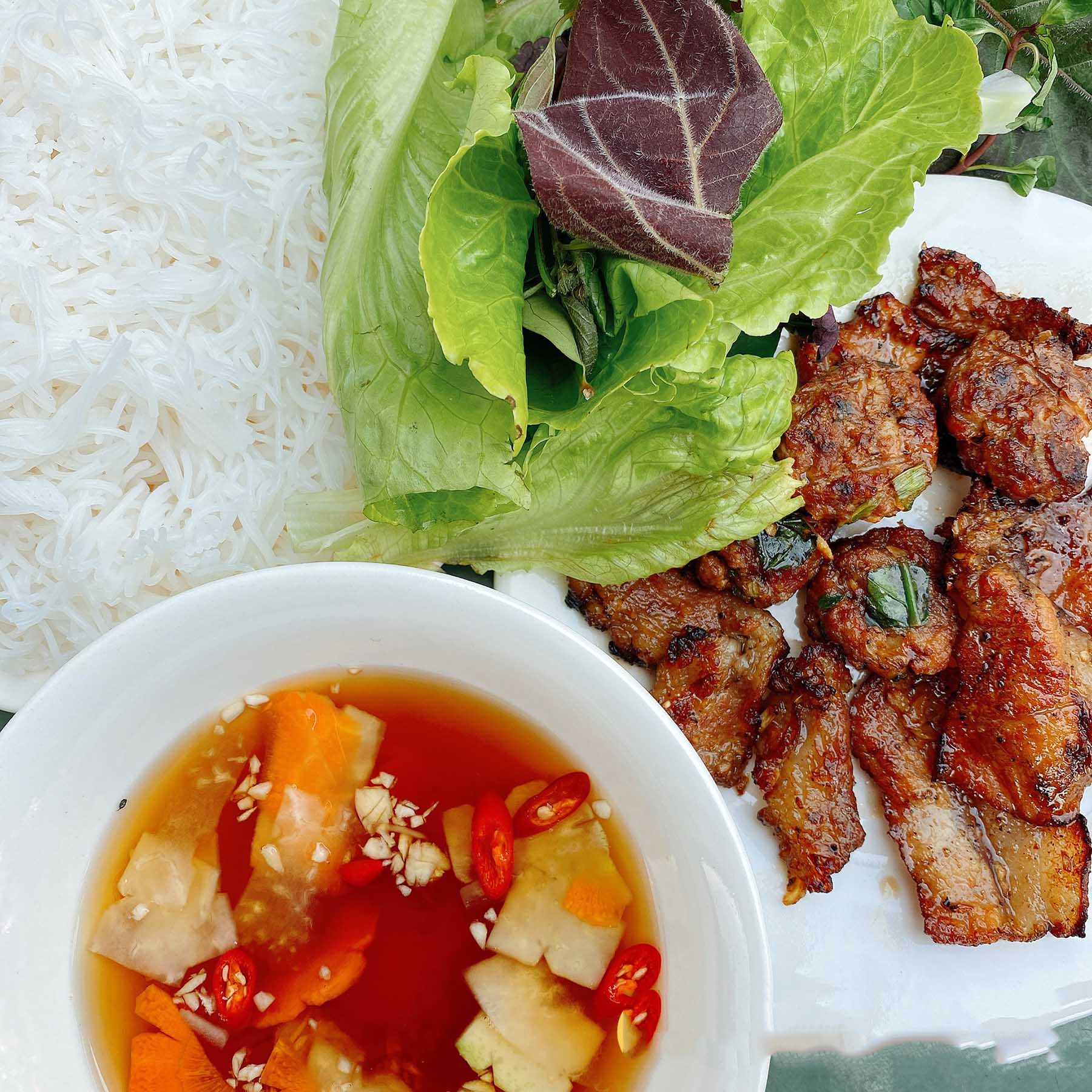 bún chả Hải Phòng Bún chả Cầu Tre là một trong những quán bún chả đắt khách nhất ở Hải Phòng