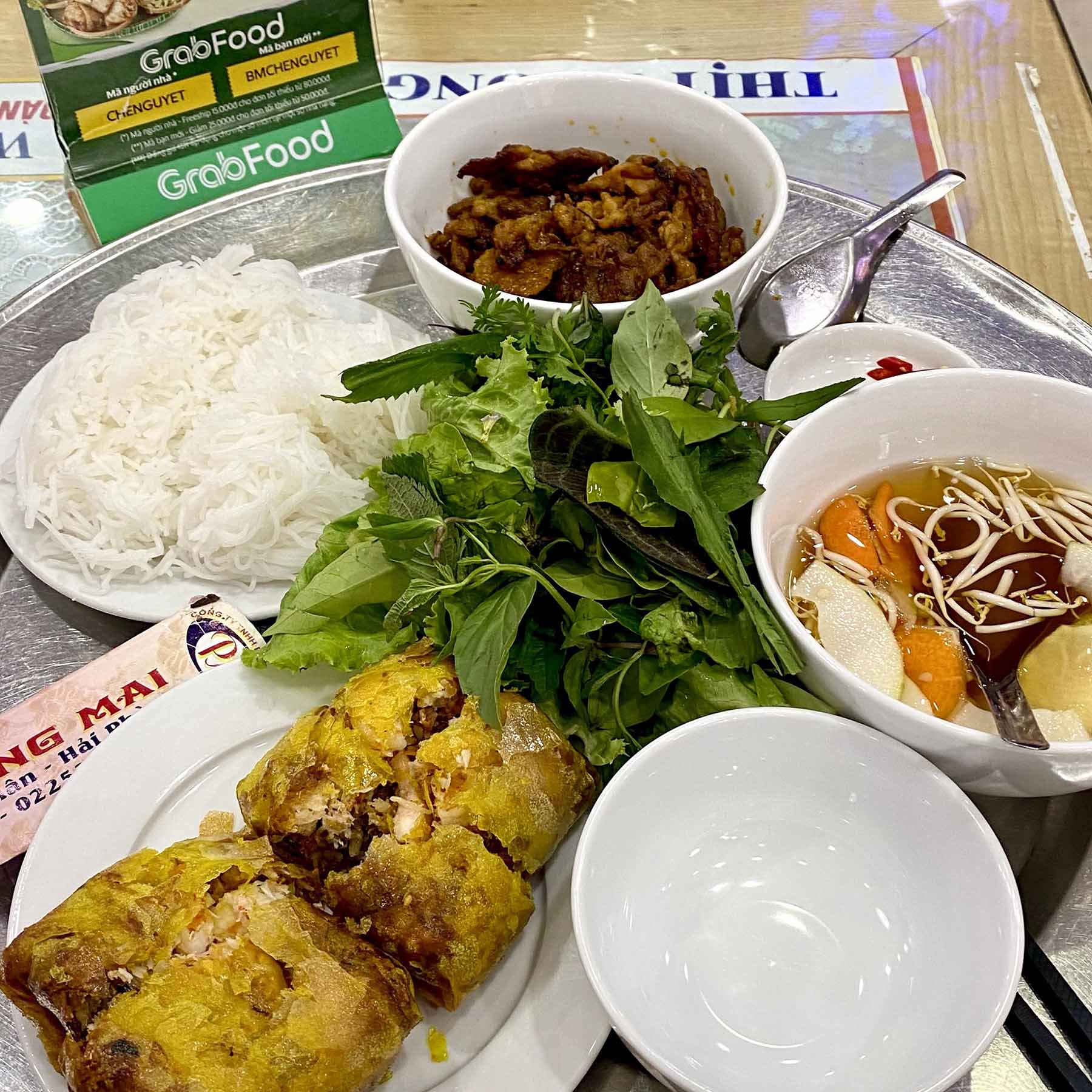 bún chả Hải Phòng Ngoài bún chả, nem cua bể tại quán Phương Mai cũng vô cùng hấp dẫn