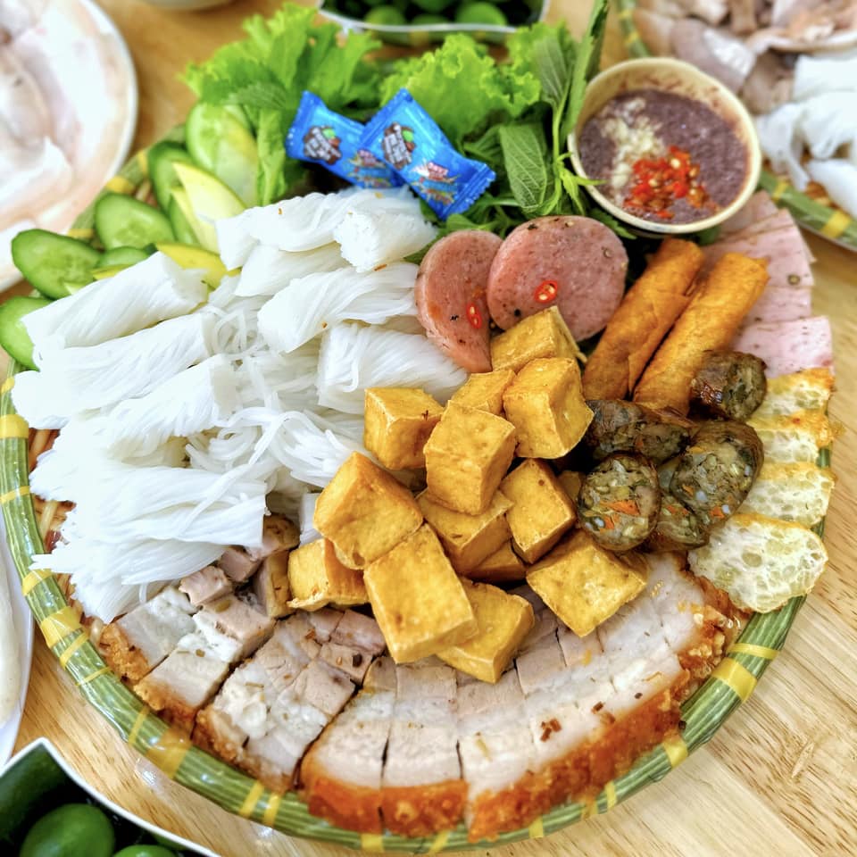 Bún đậu mắm tôm Huế Một phần bún đậu mắm tôm Huế đầy đặn nhiều topping tại quán Cuốn