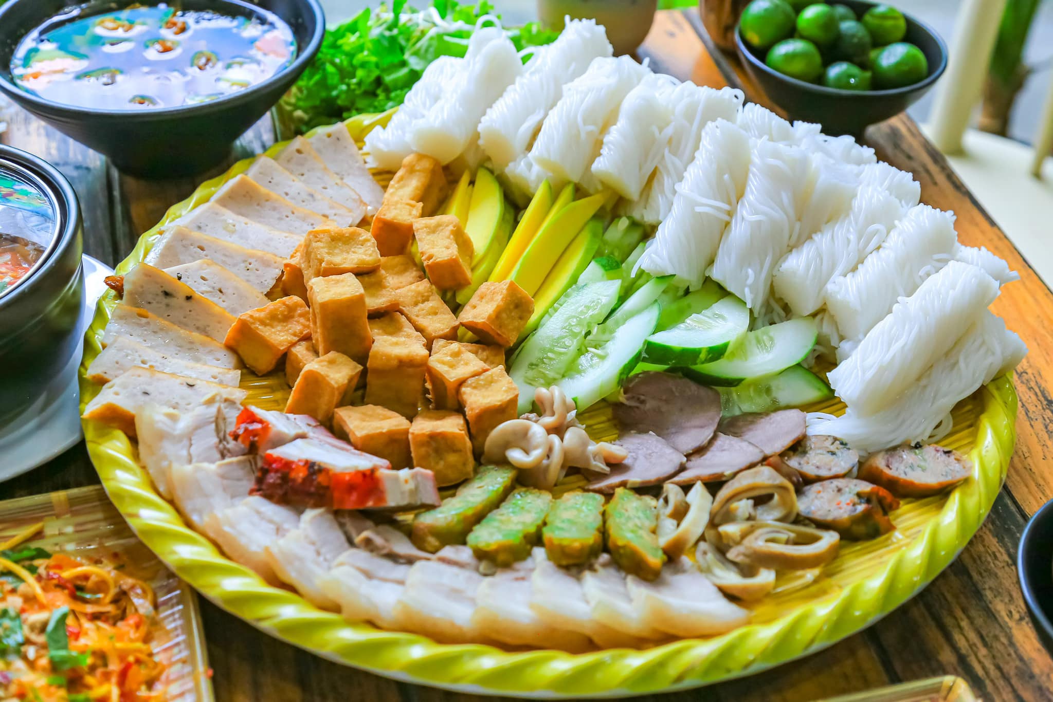 Bún đậu mắm tôm Huế Ohlala Food & Cafe - quán bún đậu mắm tôm Trường Chinh Huế được nhiều thực khách đánh giá cao về chất lượng