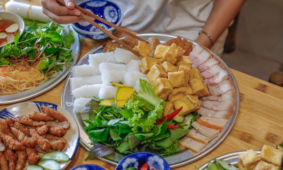 Bún đậu mắm tôm Huế Quán bún đậu mắm tôm Gia Di Huế khách đến nườm nượp