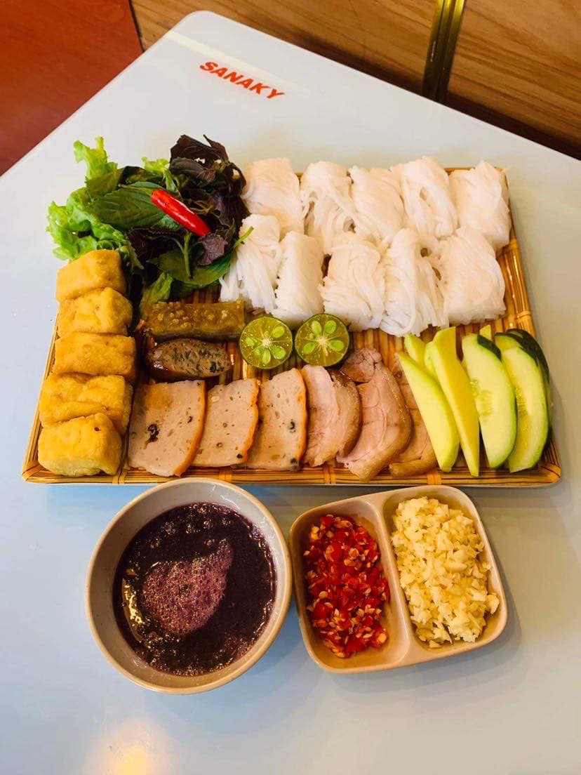 Bún đậu mắm tôm Huế Một suất bún đậu ở quán Moon tuy không quá to nhưng rất thơm ngon, dậy vị