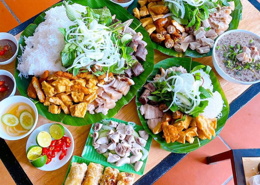 bún đậu mắm tôm Hải Phòng Phần bún đậu mắm tôm Hải Phòng Ven Hồ đầy ắp topping