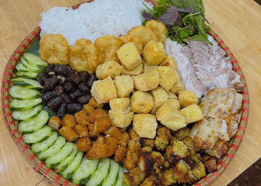 bún đậu mắm tôm Hải Phòng Mẹt bún đậu đầy đặn với nhiều topping nóng giòn